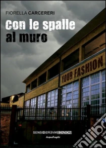 Con le spalle al muro libro di Carcereri Fiorella